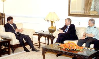الرئيس الباكستاني برويز مشرف يتحدث إلى الامين العام لحلف شمال الاطلسي ياب دي هوب شيفر