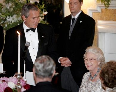 الرئيس الاميركي جورج بوش مع الملكة