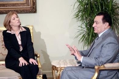 الرئيس المصري حسني مبارك يتحدث مع وزيرة الخارجية الاسرائيلية تسيبي ليفني