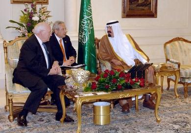 العاهل السعودي الملك عبدالله يتحدث إلى نائب الرئيس الامريكي ديك تشيني