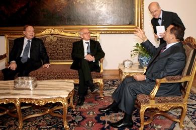 الرئيس المصري حسني مبارك يتحدث مع رئيس مجلس النواب الإيطالي فاوستو بيرتينوتي