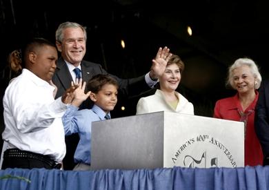 الرئيس الأمريكي جورج بوش وزوجته لورا