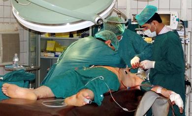 أطباء يجرون عملية جراحية لاحد المصابين