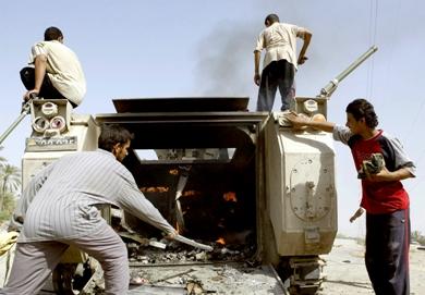 عراقيون يلعبون داخل احدى المركبات المتضررة