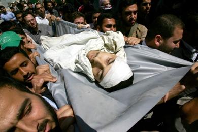 فلسطينيون يشيعون جثمان الشهيد محمد أمس