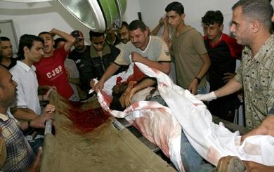 فلسطينيون ينقلون جثة احد الحراس الذي قتل أمس