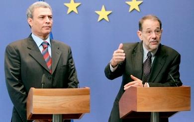 خافيير سولانا منسق السياسة الخارجية للاتحاد الاوروبي مع وزير الخارجية الفلسطيني زيد أبو عمرو