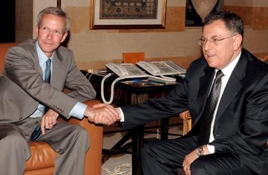 المبعوث الامريكي في الشرق الاوسط ديفيد ويلش مع رئيس الوزراء اللبناني فؤاد السنيورة