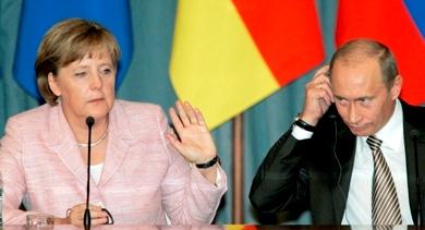 المستشارة الألمانية انجيلا ميركل مع الرئيس الروسي فلايمير بوتين