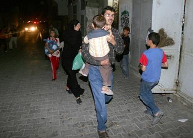 عائلة فلسطينية تهرع خوفاً من سقوط الصواريخ الاسرائيلية