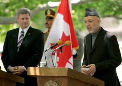 الرئيس الافغاني حامد كرزاي ي مؤتمر صحفي مع رئيس الوزراء الكندي الزائر ستيفن هاربر