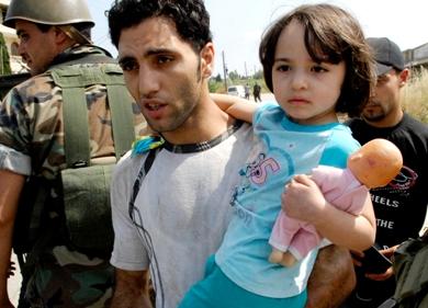 فلسطيني يحمل طفلته أثناء الفرار من مخيم نهر البارد أمس
