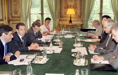 الرئيس الفرنسي نيكولا ساركوزي في اجتماعه مع زعماء النقابات العمالية