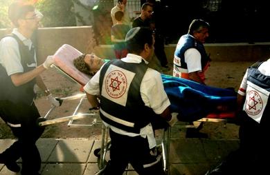 نقل امرأة اسرائيلية مصابة إلى المستشفى بعد سقوط احد الصواريخ الفلسطينية في بلدة سديروت