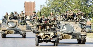 دوريات للجيش اللبناني تجوب شوارع مدينة طرابلس اللبنانية أمس