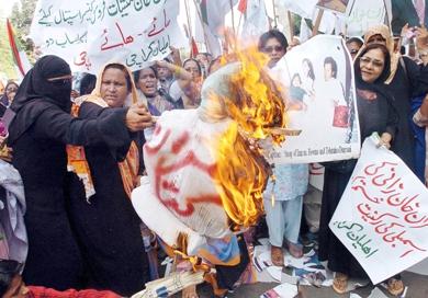 متظاهرون يحرقون دمية لعمران خان أمس