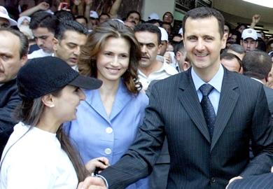 الرئيس السوري بشار الاسد مع عقيلته أثناء الادلى باصواتهما