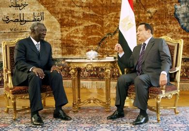 الرئيس المصري حسني مبارك يتحدث مع رئيس غانا جون كوفور
