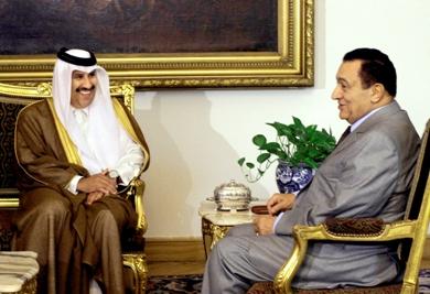 الرئيس المصري حسني مبارك يتحدث مع رئيس الوزراء القطري الشيخ حمد بن جاسم بن جبر آل ثاني