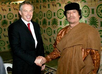 رئيس الوزراء البريطاني توني بلير مع الزعيم معمر القذافي