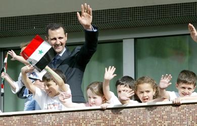 الرئيس السوري بشار الاسد مع الاطفال أثناء احتفاله بفوزه