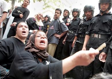 امرأتان تصرخان امام مبنى البرلمان المصري مطالبين بالحصول على مساكن بعد أن اصبحوا بلا مأوى
