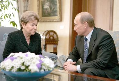 الرئيس الروسي فلاديمير بوتين مع ارملة بوليس يليسين