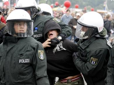 اعتقال احد المتظاهرين