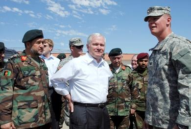 وزير الدفاع الاميركي روبرت غيتس خلال جولة لاحد المعسكرات الامريكية في افغانستان