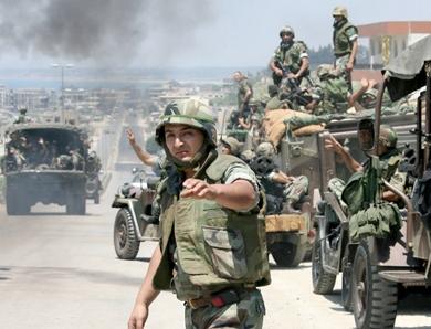 جنود لبنانيون يقومون بدورية امام احد المداخل