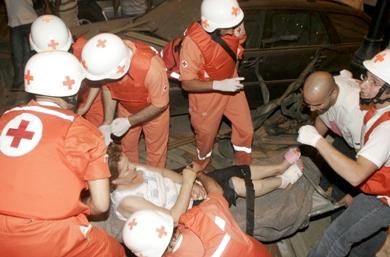 نقل امرأة لبنانية اصيبت في الانفجار