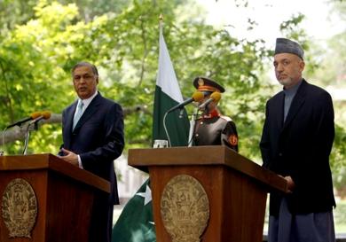 الرئيس الأفغاني حامد كرازاي ورئيس الوزراء الباكستاني شوكت عزيز