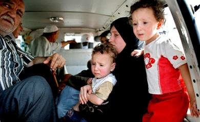 عائلة فلسطينية تغادر المخيم بعد سقوط القذائف فيه