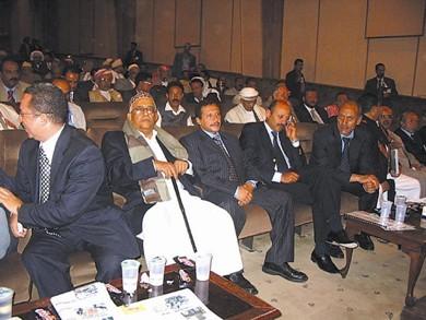 الشيخ محفوظ شماخ وعدد من رجال الأعمال أثناء الاجتماع الانتخابي لغرفة الأمانة