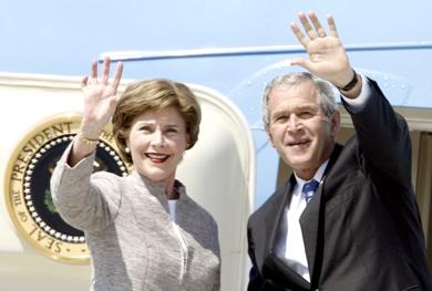 الرئيس الأمريكي جورج بوش مع زوجته لورا
