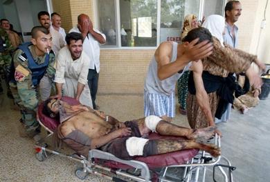 عراقيون ينقلون جثة احد القتلى