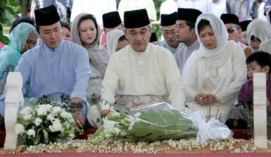 رئيس الوزراء الماليزي عبدالله احمد بدوي يزور قبر زوجته السابقة