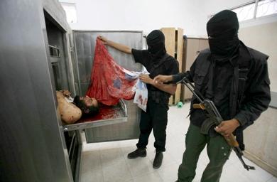 احد القتلى من عناصر حماس في مشرحة المستشفى