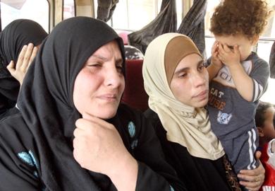 عائلة فلسطينية تهرب من المخيم بعد تصاعد الهجمات