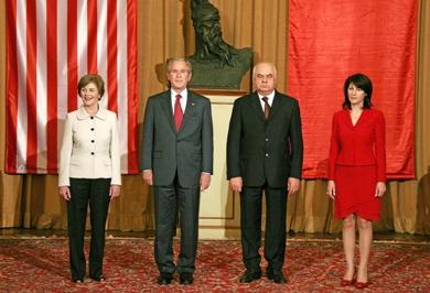 الرئيس الالباني مع زوجته يستقبل الرئيس الامريكي جورج بوش مع زوجته لورا