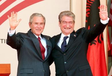 الرئيس الامريكي جورج بوش مع رئيس الوزراء الالباني