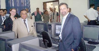 نائب السفير الامريكي ورئيس جامعة حضرموت أثناء زيارة قسم الكمبيوتر بالجامعة أمس