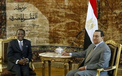 الرئيس التشادي ادريس ديبي مع نظيره المصري حسني مبارك