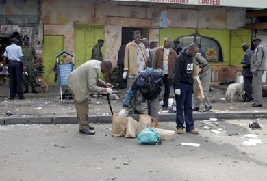 أفراد الشرطة والبحث الكيني يعاينون موقع الانفجار أمس