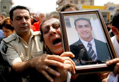 امرأة لبنانية تبكي بعد مقتل ابنها المسعف أمس الأول