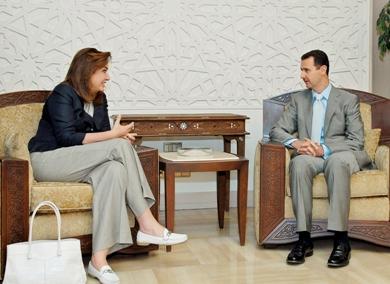 الرئيس السوري بشار الاسد يتحدث مع وزيرة الخارجية اليونانية دورا باكويانيس