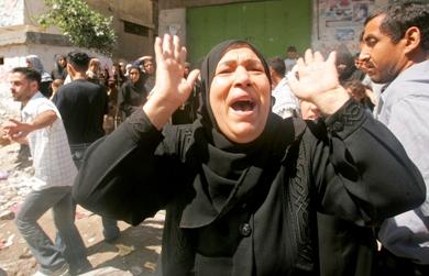 امرأة فلسطينية تبكي بعد مقتل احد قادة فتح في الاشتباكات