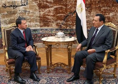 الرئيس المصري حسنى مبارك يتحدث مع العاهل الأردني الملك عبدالله الثاني