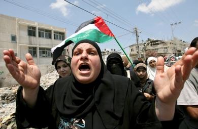 امرأة فلسطينية تصرخ بعد مقتل احد اقاربها
