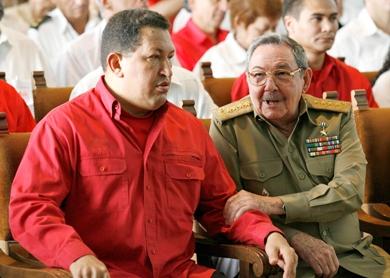 الرئيس الفنزويلي هوجو شافيز مع راؤول كاسترو